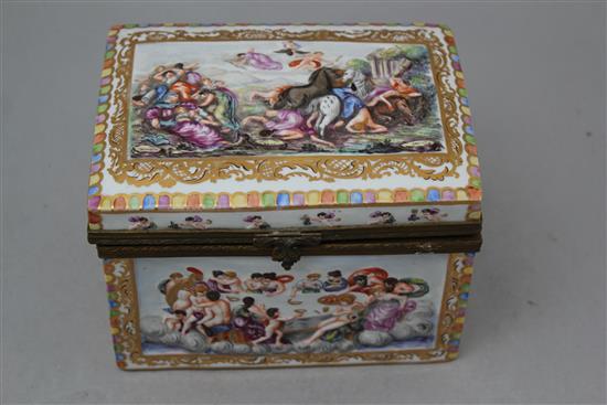 A Richard Ginori Capo di Monte style casket and cover, 17cm.